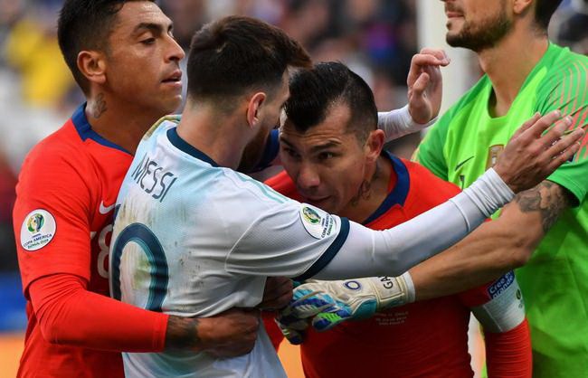 Medel頂撞Messi起衝突雙雙被罰紅牌。（圖源：互聯網）