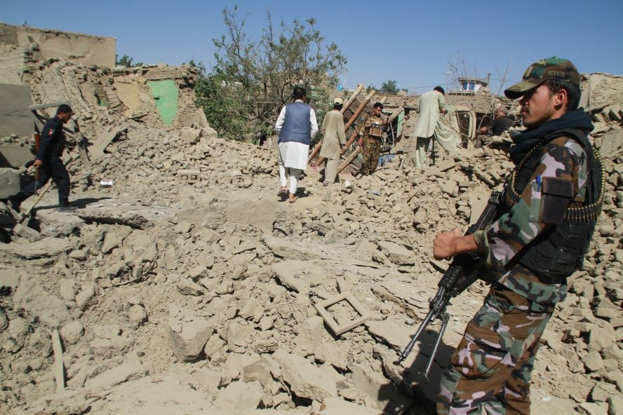 7月7日，在阿富汗加茲尼市，安全人員在查看襲擊現場。（圖源：新華社）
