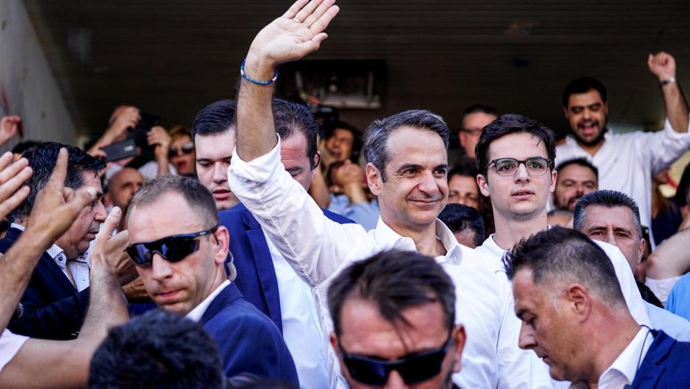 希臘7月7日右翼新民主黨領袖Kyriakos Mitsotakis投票後向支持者致意。（圖源：路透社）