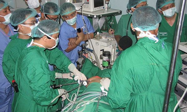 迄今，陳玉良副教授、博士與同事已進行5381例甲狀腺內窺鏡手術。（圖源：梁草）
