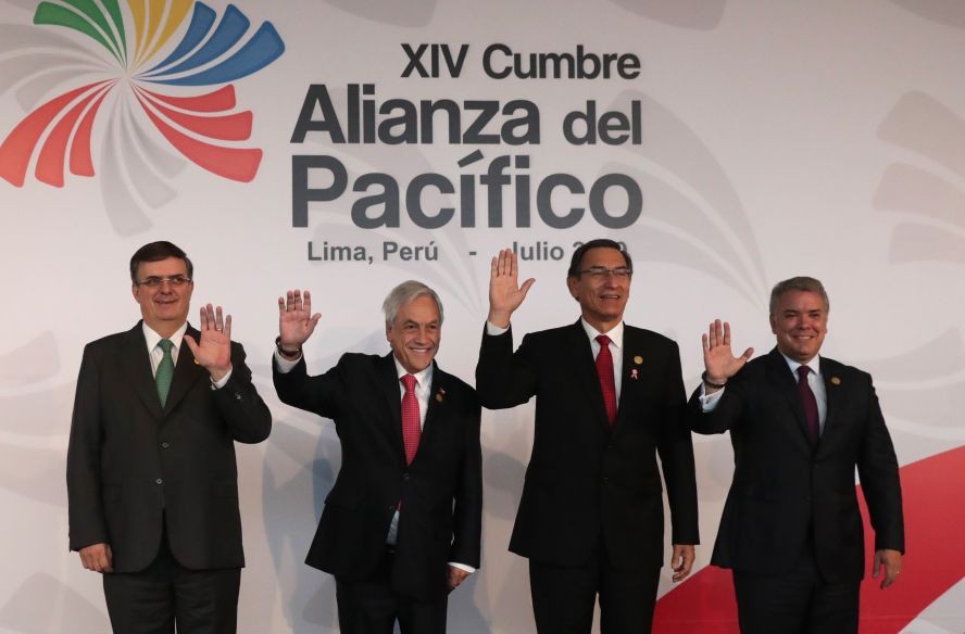 當地時間6日，在秘魯首都利馬，（從右至左）哥倫比亞總統杜克、秘魯總統比斯卡拉、智利總統皮涅拉和墨西哥外長埃布拉德出席太平洋聯盟首腦峰會。（圖源：新華社）