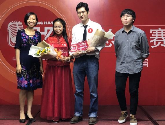 林珮玲校長（左一）向冠軍及亞軍得獎者頒獎。