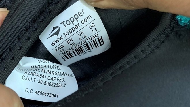 運動鞋貼上“Topper”字樣，鞋底的白色印花印有“越南製造”字樣。（圖源：太平）
