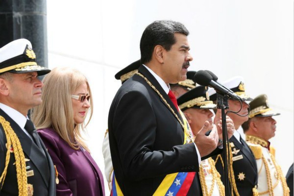  7月5日，在委內瑞拉加拉加斯，委總統馬杜羅在獨立日閱兵式上講話。（圖源：新華社）