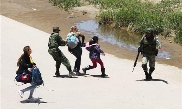 墨西哥士兵和國民警衛隊拘留試圖進入美國的移民。（圖源：AFP）