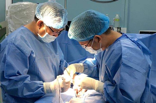 市平民醫院男科醫生為一名睾丸癌患者進行手術中。（圖源：CTV）