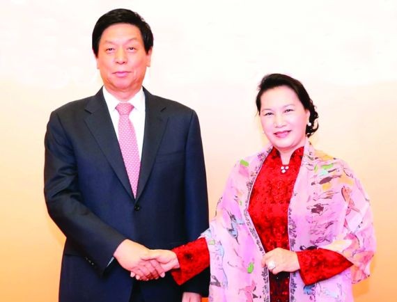 國會主席阮氏金銀與中國全國人大 常委會委員長栗戰書握手。（圖源：越通社）