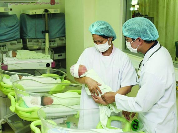醫生照料初生嬰兒。（圖源：互聯網）