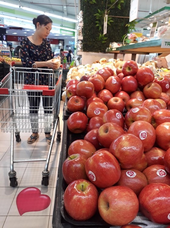 消費者在超市選購水果。