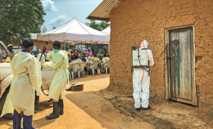 在剛果（金）東部的馬巴拉科，防疫人員在一處曾發現埃博拉病例的房屋消毒。（圖源：新華社）