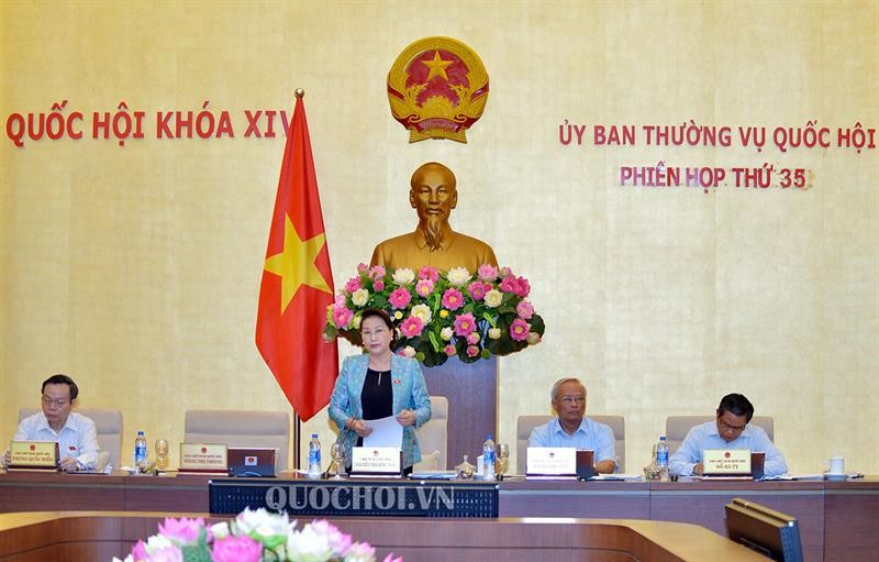 國會主席阮氏金銀（左二）在國會常務委員會第三十五次會議開幕式上致詞。（圖源：Quochoi.vn）