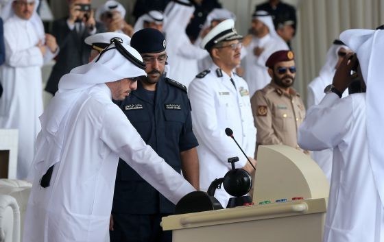 卡塔爾首相兼內政部長阿卜杜拉（左）主持海軍基地的啟用儀式。（圖源：AFP）