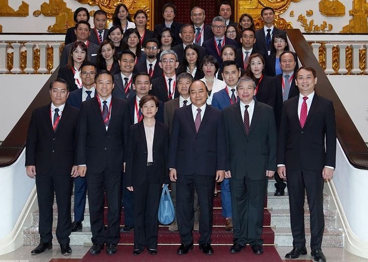 阮春福總理與新加坡企業家合影。（圖源：Chinhphu.vn）