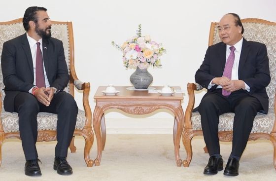 政府總理阮春福（右）接見任期屆滿前來辭行的巴拿馬大使沙穆迪歐。（圖源：光孝）