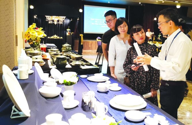 明隆一公司副總經理李輝創介紹獲獎 的 Gastroline 高級瓷器餐具。
