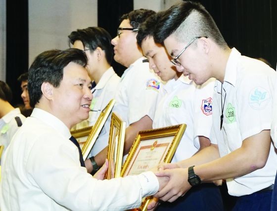 教育與培訓部副部長阮友度向優秀生頒發獎狀。（圖源：互聯網）