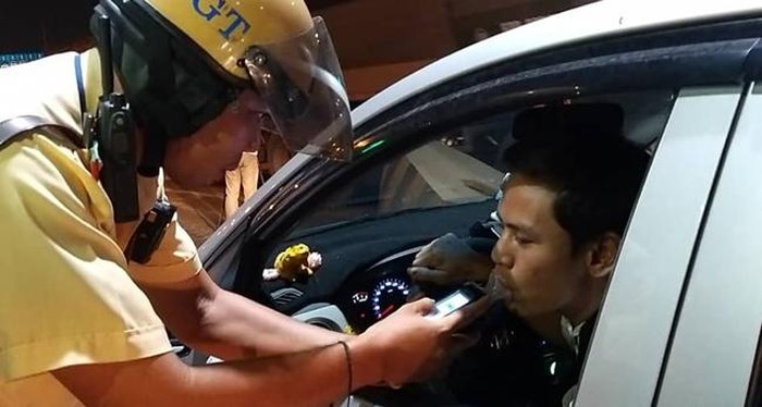 交警在對一名司機進行酒精測試。（圖源：孟玲）