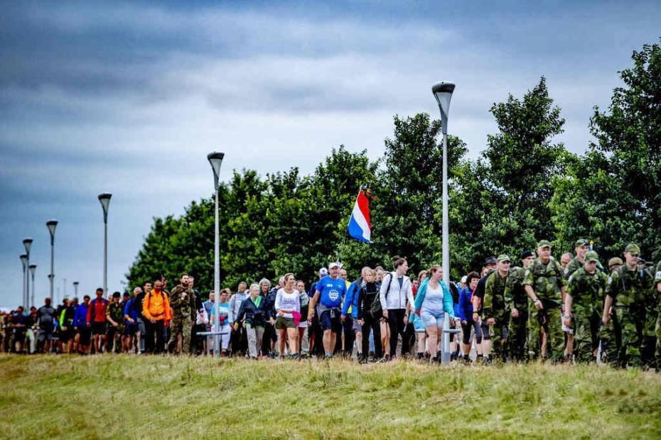 這個國際戶外徒步盛會也是全世界最大型的行軍慶典，曾經是為了鼓勵荷蘭士兵在和平時期保持體能而設置的，後來越來越多的普通民眾參加。（圖源：互聯網）