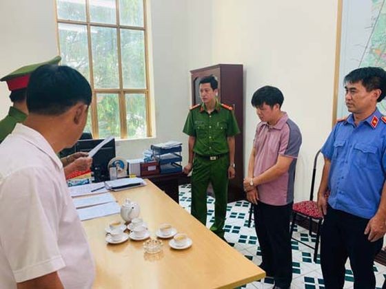 執法警員向嫌犯宋光泰（右二）宣讀逮捕令。（圖源：警方提供）