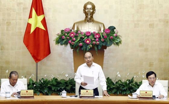 政府總理阮春福（中）在會議上發表講話。（圖源：越通社）