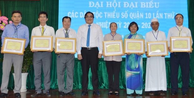 共青團市委副書記吳明海代表市方向第十郡兩集體及5位個人頒贈獎狀。