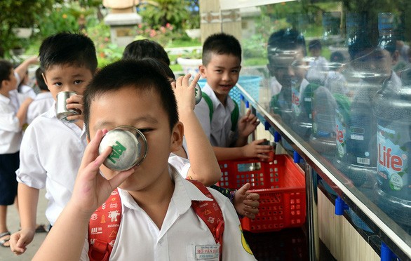 富潤郡胡文華小學生獲老師們指引斟夠要喝的水量，以形成 節省用水的好習慣。