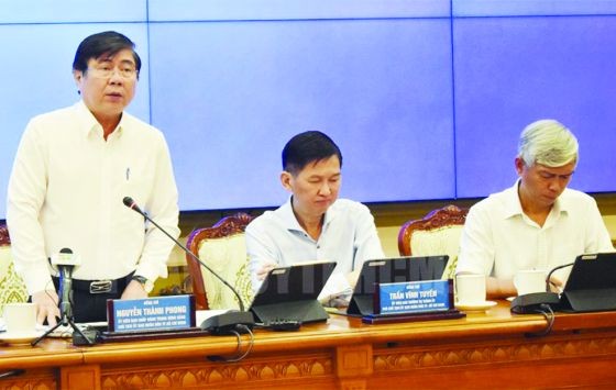市人委會主席阮成鋒（左）在會上發言。（圖源：互聯網）