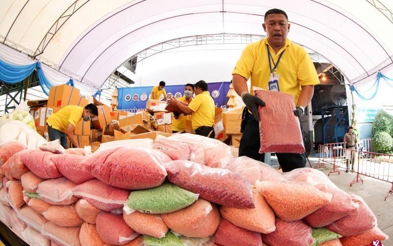 上月在泰國大城府，當局舉行銷毒儀式，將一袋袋在執法行動中起獲的冰毒丸子送去銷毀。 （圖源：路透社）