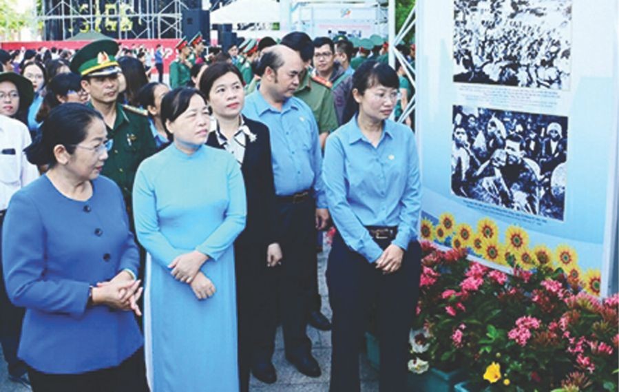 市委副書記武氏蓉(左一)與代表觀展。（圖源：互聯網）