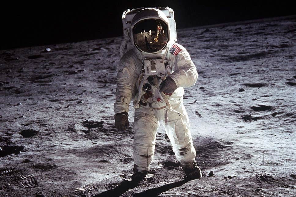 1969年7月20日，阿波羅11號首次成功登月。指令長、美國宇航員尼爾·阿姆斯特朗在月球表面行走。（圖源：美國宇航局）