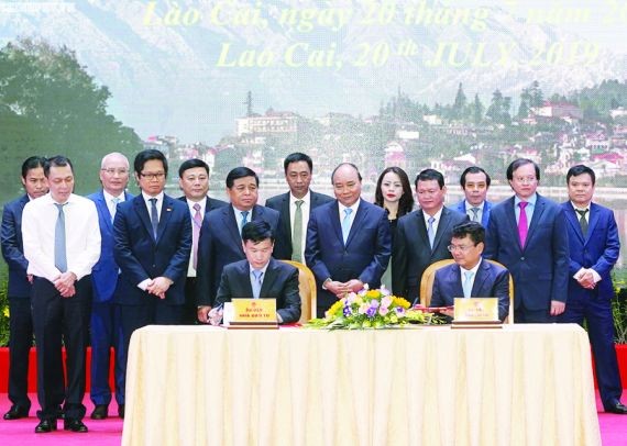 政府總理阮春福（前中）見證老街省人委會與各企業簽署投資協議書。（圖源：Chinhphu.vn）