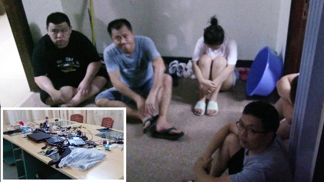 被扣留的5名中國籍嫌疑人及涉案設備工具（小圖）。（圖源：警方提供）