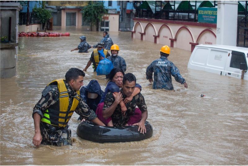 圖為尼泊爾軍方在首都加德滿都救出受困民眾。（圖源：Newscom）
