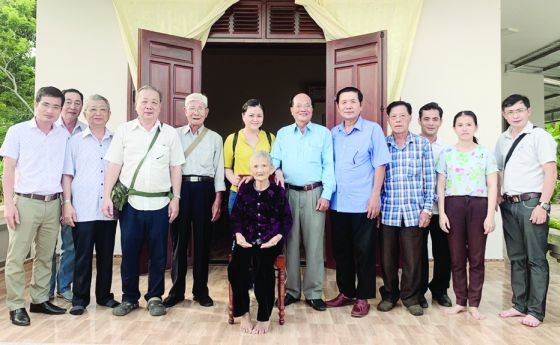 第五郡越南祖國陣線委員會及各華人會館代表與阮氏梅母親合影。