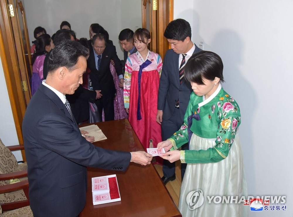 朝鮮選民參與投票。（圖源：韓聯社/朝中社）