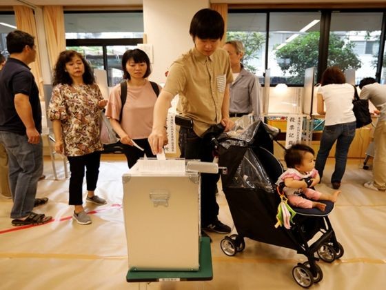 日本民眾對2019年日本參議院選舉進行投票。（圖源：路透社）