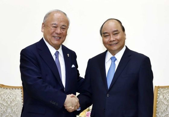 阮春福總理（右）接見日-越友好議員聯盟特別顧問。（圖源：越通社）