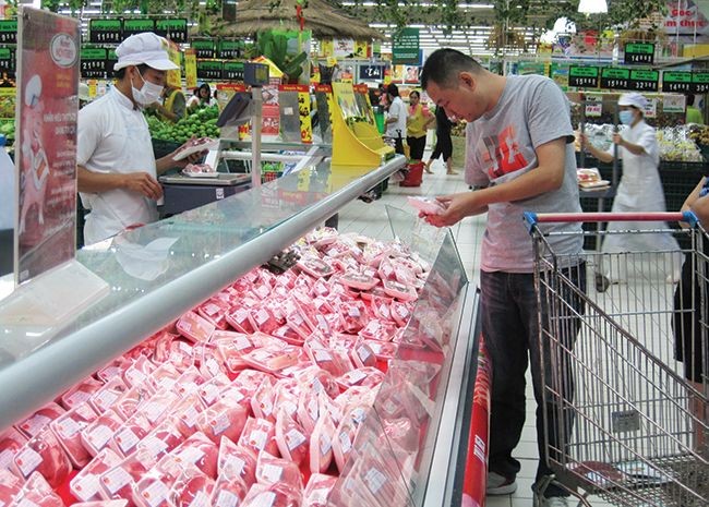 外商關注越南糧食食品市場。圖為消費者在超市選購食品。（示意圖源：互聯網）
