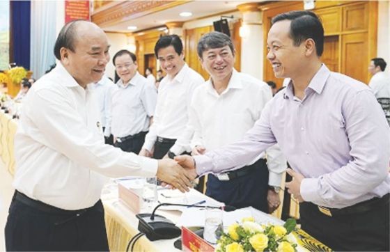 政府總理阮春福（左）與代表交談。（圖源：互聯網）