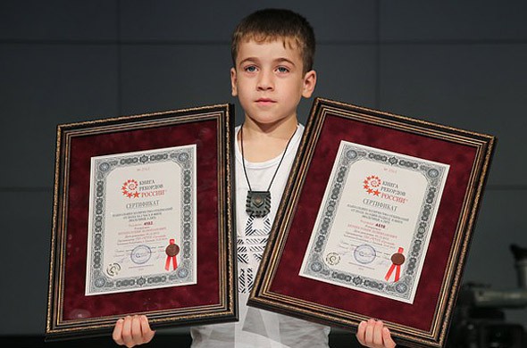 俄羅斯車臣共和國6歲男孩羅西姆‧庫里耶夫(Rohim Kuriev)，一次性完成4618個俯臥撐，創下兩項世界紀錄。（圖源：互聯網）