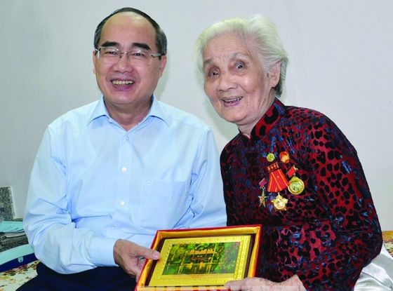 阮善仁同志給越南英雄母親黎氏格贈送禮物。（圖源：互聯網）