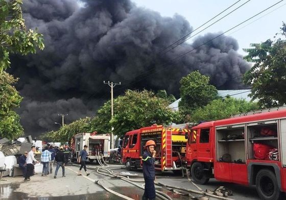 市消防警察力量在福門縣二春工業區滅火。