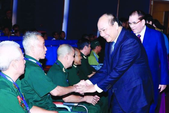 政府總理阮春福（前右）同與會代表親切握手，互致問候。（圖源：越通社）