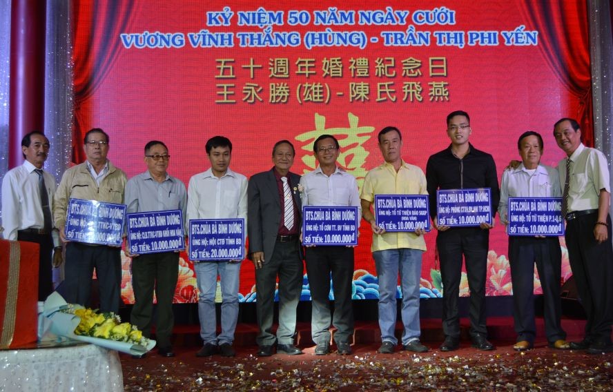 王永勝先生（左五）與土龍木天后宮代表向各單位贊助慈善基金。
