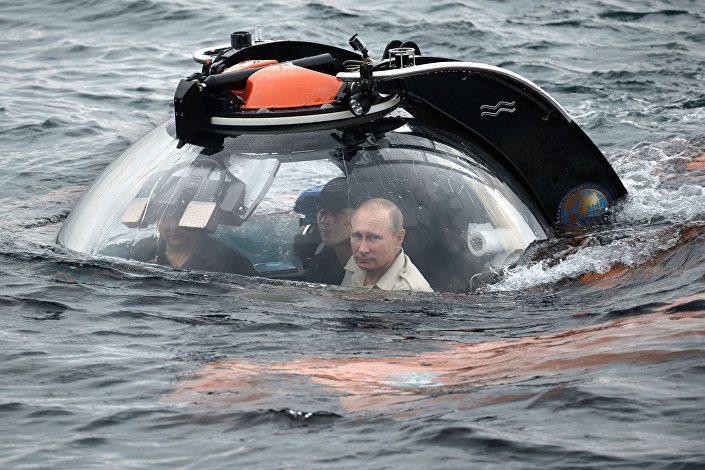 當地時間27日，俄羅斯總統普京搭乘潛水器潛入波羅的海水下。（圖源：AFP）
