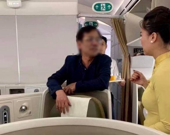 酗酒的男乘客（左）在飛機上騷擾某一女乘客遭拒載。（圖源：E. Bùi）