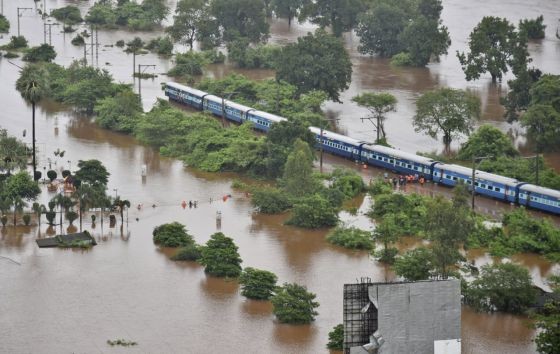 印度馬哈拉什特拉省豪雨引發洪水，導致一列火車於25日晚間出發後受困。（圖源：AP）