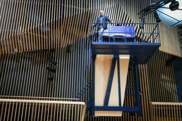 這台大鋼琴(Grand piano)安裝在拉脫維亞新建的一個音樂廳牆上，鋼琴師必須爬上約3樓高的陡峭梯級到一處陽台，才能彈琴。（圖源：互聯網）