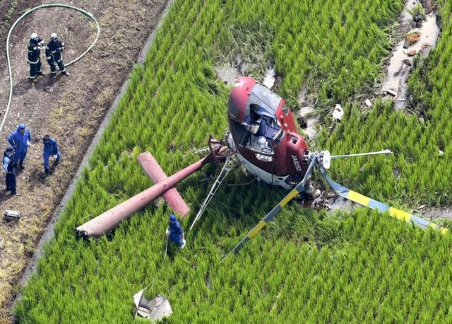 直升機以駕駛艙朝上的方向扎在田地裡。（圖源：互聯網）