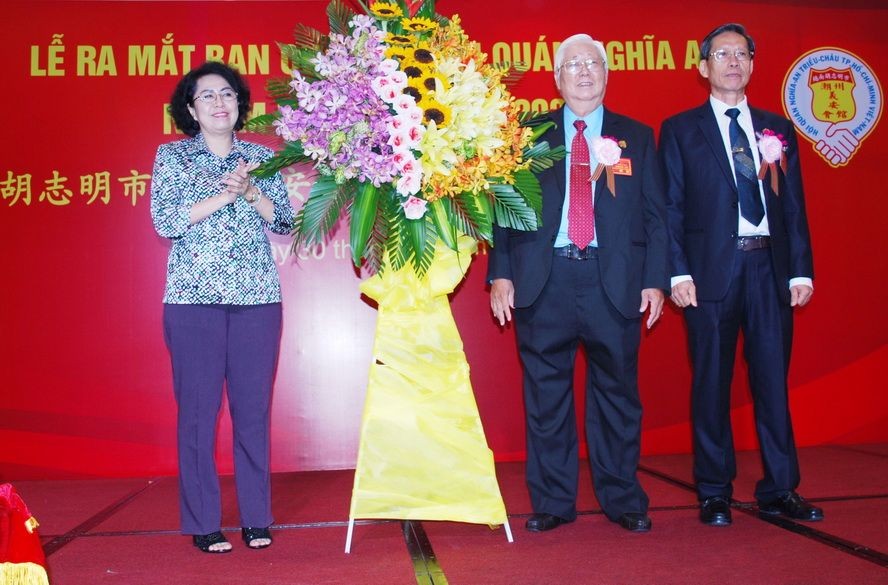 市祖國陣線委員會主席蘇氏碧珠(左) 祝賀第八屆理事會。